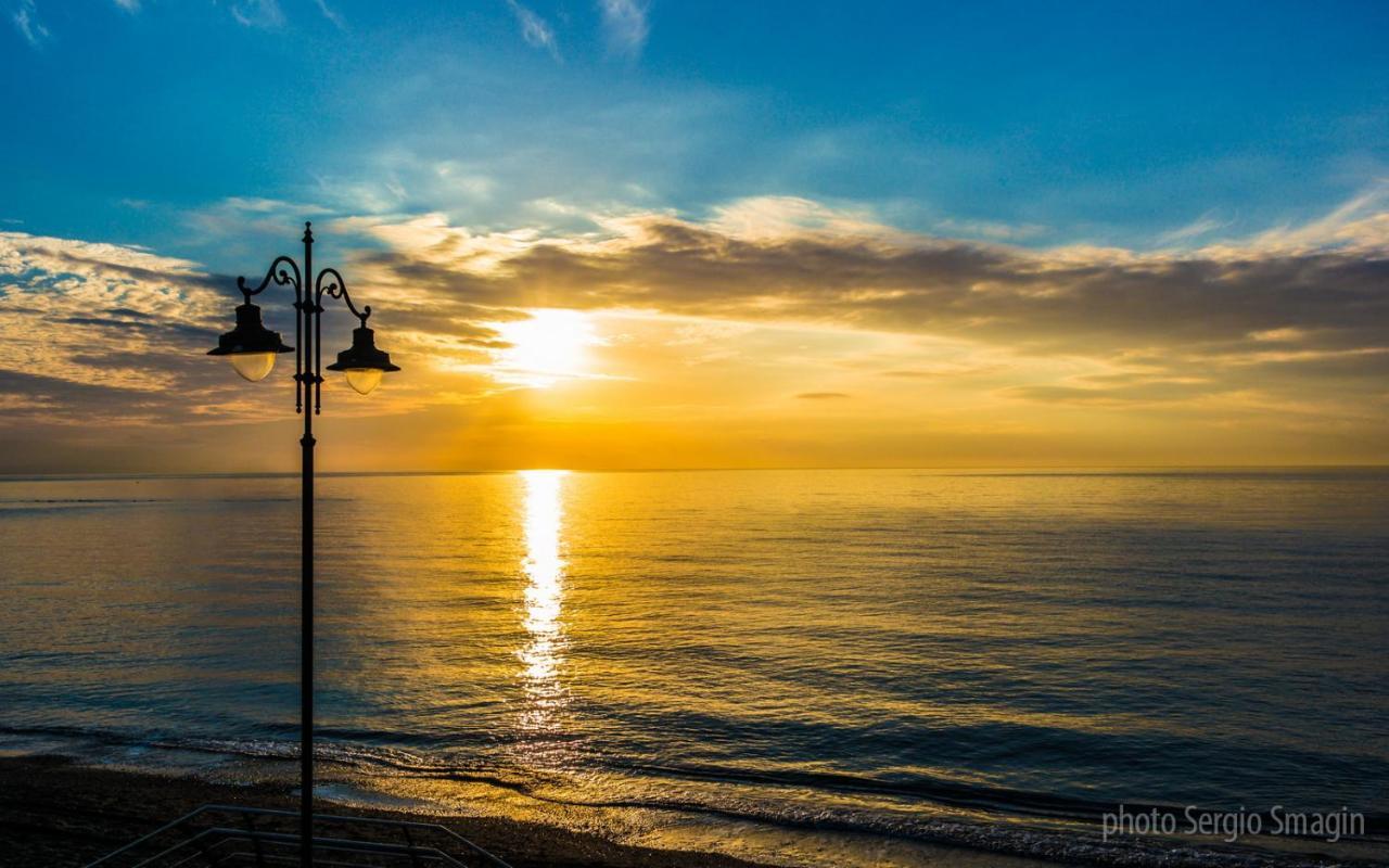 Iris Benalmadena Apartment ภายนอก รูปภาพ