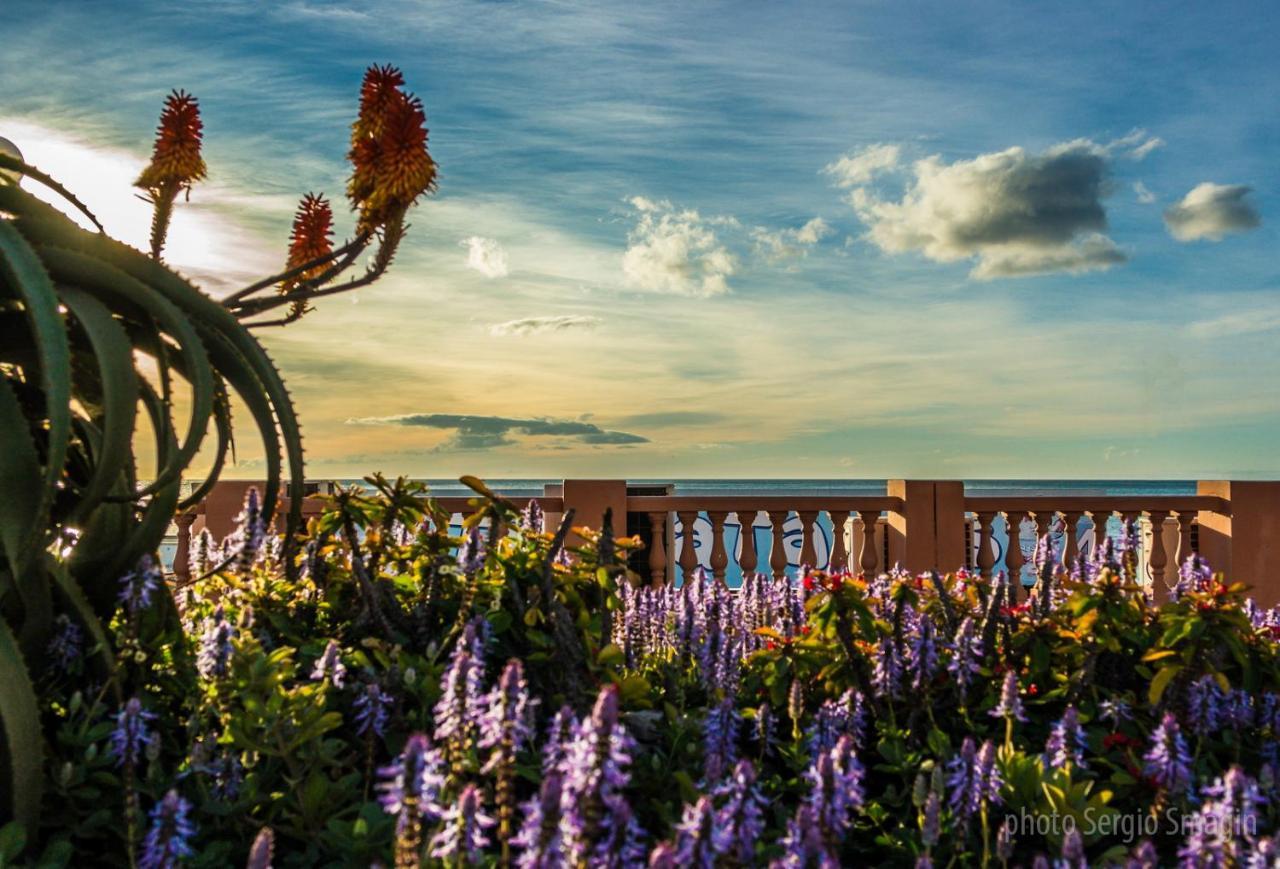 Iris Benalmadena Apartment ภายนอก รูปภาพ